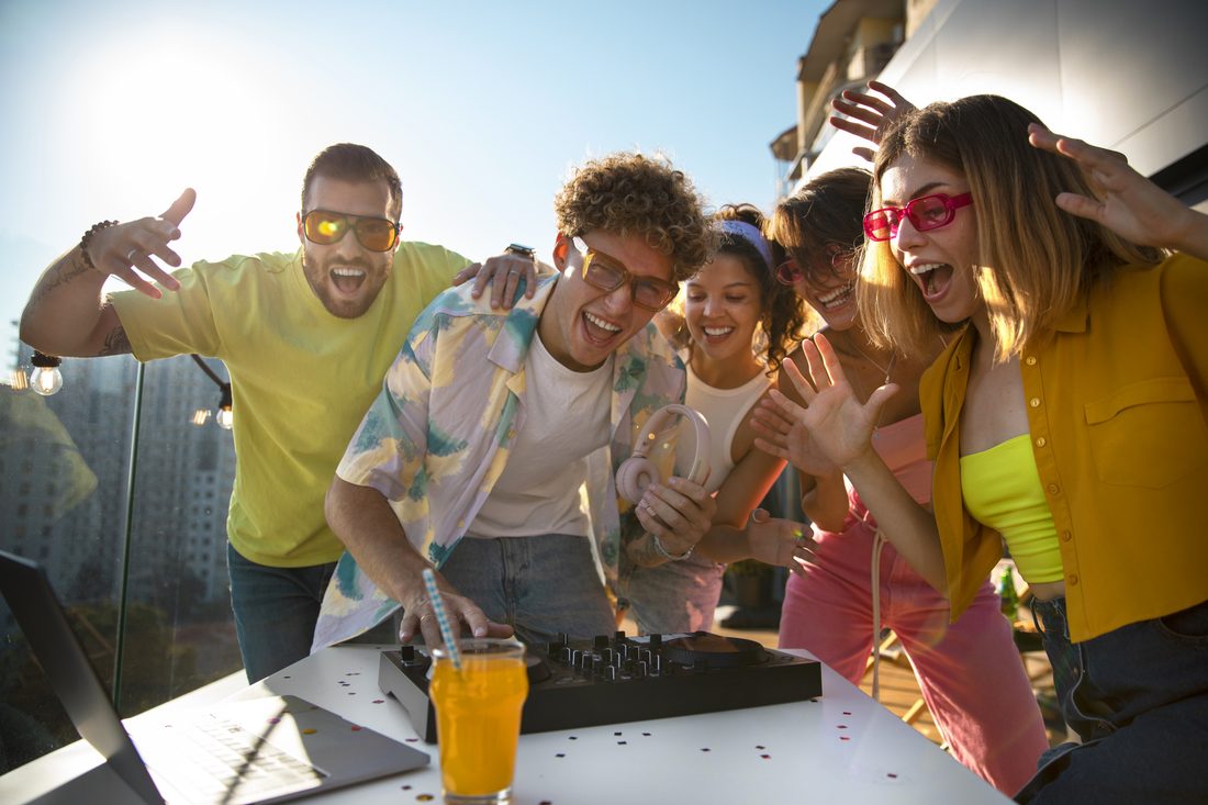 Des amis qui font la fête sur un rooftop