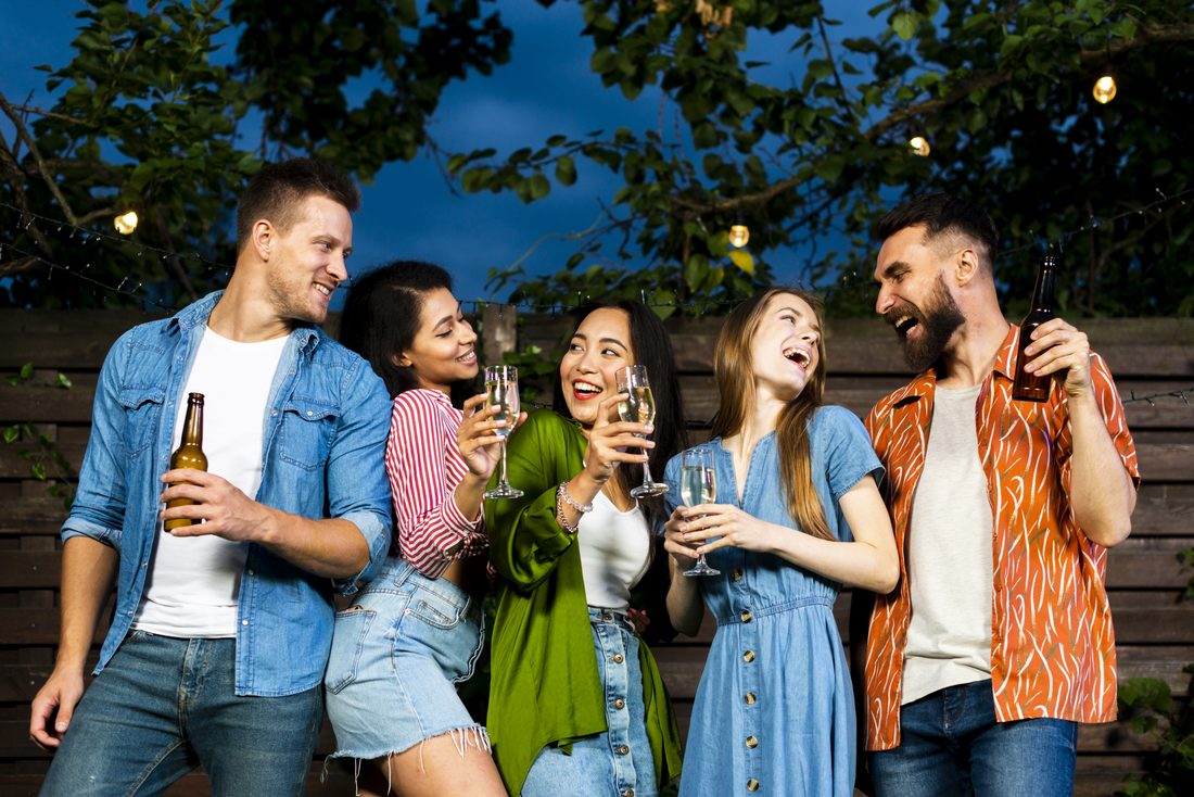 Des amis trinquent lors d'une soirée